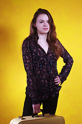 포토 JPG 해외이미지 백인 모델 라이프스타일 드레스 옷 여자 행복 여행 가방 휴가 한명 미소 사람 옆모습 초록색 청춘 노란색 유행 여행객 여행가방 짐 흰색 우아함 공항 손목시계 수하물 스타일 해외202004 해외포토 서양인 1 잡화 감정 뷰포인트 시계 컬러 컨셉 장신구 교통시설 표정 생활 파일형식 이미지허브