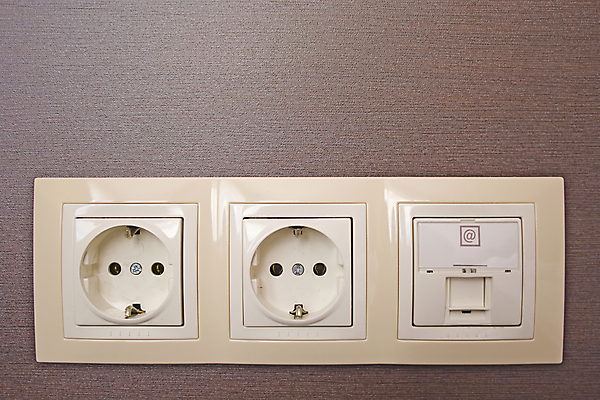 포토 JPG 해외이미지 산업 선 백그라운드 인터넷 안전 사람없음 빛 컴퓨터 힘 장비 에너지 전선 정보 흰색 콘센트 플러그 연결 순환 전자 철사 볼트 전압 현재 해외202004 해외포토 컬러 컨셉 모션 전자제품 공구 파일형식 이미지허브