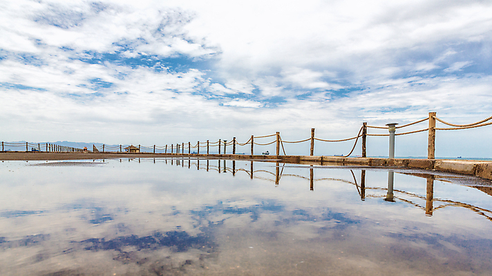 포토 JPG 해외이미지 구름 밧줄 모래 바다 자연 하늘 풍경 사람없음 목재 물 파란색 울타리 반사 기둥 오솔길 해외202004 해외포토 자연요소 나무 건축 길 줄 컬러 재료 담장 생태계 파일형식 이미지허브