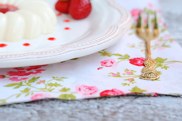 포토 JPG 해외이미지 꽃 분홍색 포크 패턴 딸기 디저트 사람없음 목재 장식 빨간색 초록색 장미 회색 수확 흰색 황금 민트 복고 서빙 부드러움 젤리 옛날 스타일 해외202004 해외포토 나무 식물 식기 음식 컬러 무늬 농업 과일 재료 감각 허브 파일형식 이미지허브