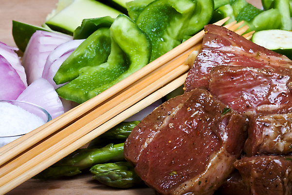 포토 JPG 해외이미지 음식 채소 오렌지 양파 육류 스테이크 요리 사람없음 빨간색 초록색 컬러풀 노란색 요리사 식사 저녁식사 소고기 종 신선 뜨거움 막대기 꼬치 달콤 맛 그릴 바비큐 자르기 먹기 날것 후추 숯 절임 주키니 해외202004 해외포토 직업 컬러 컨셉 과일 식재료 모션 주방용품 서양음식 향신료 파일형식 이미지허브