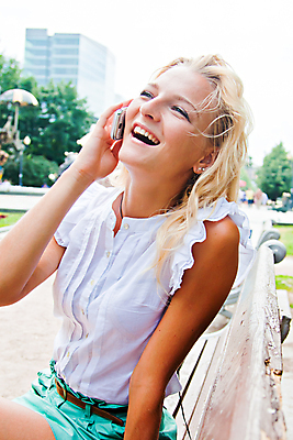 포토 JPG 해외이미지 백인 1 학생 공원 여자 얼굴 벤치 자연 모바일 휴식 대화 한명 앉기 성인 야외 스마트폰 금발 장비 연결 전화기 해외202004 해외포토 서양인 헤어스타일 공공시설 컨셉 의자 모션 말하기 사람 신체부위 핸드폰 스마트기기 생태계 파일형식 이미지허브