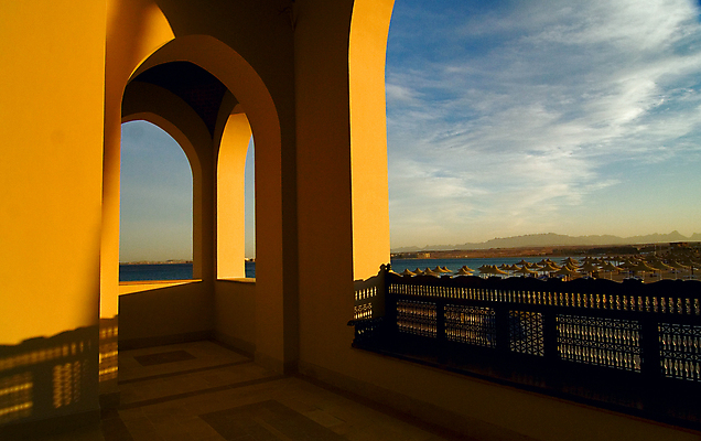 포토 JPG 해외이미지 구름 모래 벽 바다 여행 벤치 우산 하늘 휴식 사람없음 야외 목재 가로 물 여름 파란색 햇빛 황금 그늘 멀리 목각 해외202004 해외포토 자연요소 나무 계절 컬러 컨셉 의자 재료 태양 파일형식 이미지허브