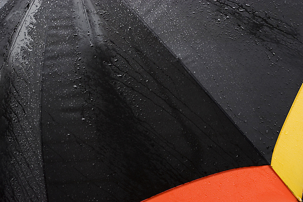 포토 JPG 해외이미지 우산 날씨 사람없음 빨간색 물 노란색 검은색 가을 물방울 붓기 떨어짐 보호 빗방울 양산 드리블 샤워실 해외202004 해외포토 자연요소 계절 컬러 컨셉 모션 비_날씨 샤워시설 파일형식 이미지허브