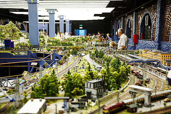 포토 JPG 해외이미지 서양인 여자 남자 어린이 교통시설 자동차 소년 여러명 상반신 성인 장난감 미니어처 기차 도시 역 구경 오브젝트 선로 해외202004 해외포토 외국인 육상교통 다수 교통 대중교통 사람 모형 시설 파일형식 이미지허브