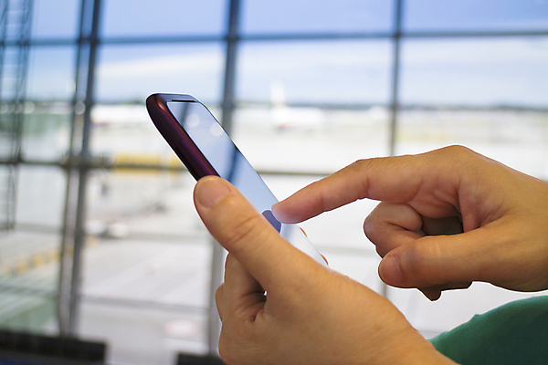 포토 JPG 해외이미지 직업 라이프스타일 손 백그라운드 컨셉 인터넷 비즈니스 건축양식 통신 부분 손가락 놀이 모바일 무선통신 노동자 한명 사람 성인 건물 스마트폰 사무실 독서 햇빛 태양 디지털 스크린 맑음 장비 터치 가리킴 작업 메시지 밀기 연결 전화기 오브젝트 다이얼 터치스크린 해외202004 해외포토 자연요소 1 건축물 건축 모션 날씨 손짓 생활 신체부위 핸드폰 스마트기기 파일형식 이미지허브