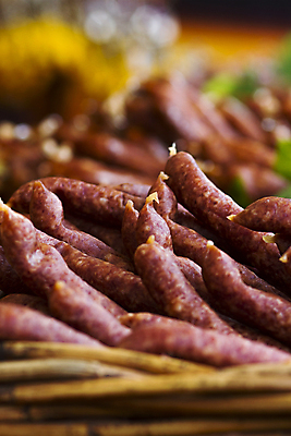 포토 JPG 해외이미지 음식 재료 육류 돼지고기 사람없음 야외 빨간색 상점 시골 신선 소시지 수집 날것 살라미 정물화 페퍼로니 핸드메이드 해외202004 해외포토 컬러 식재료 가공식품 그림 파일형식 이미지허브