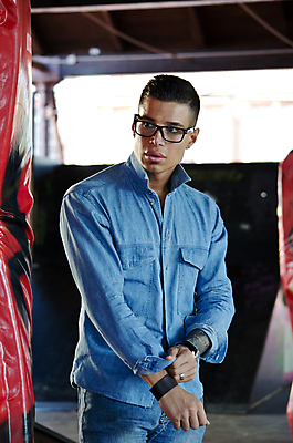 포토 JPG 해외이미지 백인 모델 1 라이프스타일 응시 남자 안경 얼굴 한명 서기 사람 소년 성인 야외 파란색 머리 유행 흰색 청바지 표현 도시 자신감 시원함 스타일 해외202004 해외포토 서양인 시선 잡화 감정 어린이 컬러 바지 모션 생활 신체부위 파일형식 이미지허브