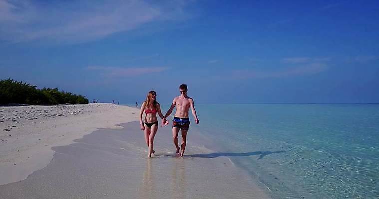 포토 JPG 해외이미지 커플 행복 바다 섬 백그라운드 포옹 자연 하늘 휴가 함께함 안테나 사랑 미소 웃음 풍경 두명 물 여름 파란색 모래사장 손잡기 맑음 신혼여행 흰색 모래언덕 석호 몰디브 드론 터키석 파라다이스 해외202004 해외포토 자연요소 계절 감정 아시아 컬러 결혼 컨셉 통신 관계 안기 모션 날씨 표정 사람 보석 언덕 생태계 파일형식 이미지허브