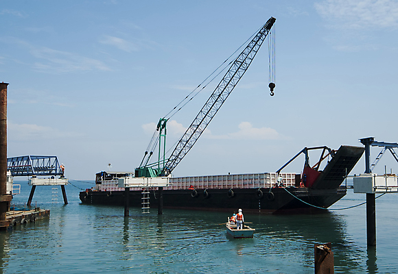 포토 JPG 해외이미지 남자 산업 바다 회사 하늘 노동자 사람없음 파란색 금속 보트 큼 오브젝트 기중기 철강 해외202004 해외포토 직업 컬러 배_교통 비즈니스 재질 사람 중장비 크기 파일형식 이미지허브