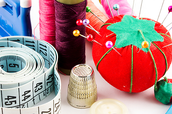 포토 JPG 해외이미지 옷 백그라운드 쿠션 취미 사람없음 빨간색 컬러풀 흰색 공구 직물 업무 실 제조 바느질 측정 질감 땀 테이프 실타래 계량기 재단 해외202004 해외포토 컬러 문구용품 도구 작업 파일형식 이미지허브