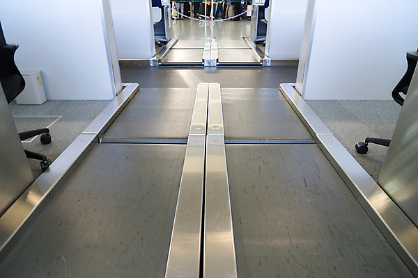 포토 JPG 해외이미지 여행 가방 교통시설 사람 사람없음 건물 여행가방 짐 벨트 악단 업무 역 공항 도착 오브젝트 출발 싱글 런던 수하물 컨베어밸트 터미널 해외202004 해외포토 건축물 잡화 음악 교통 컨셉 영국 기계 작업 시설 파일형식 이미지허브