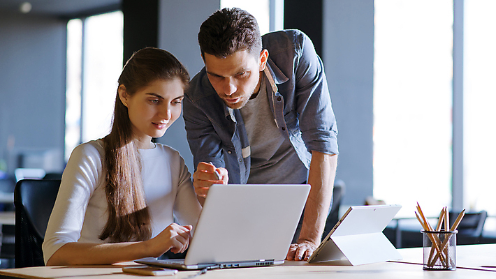 포토 JPG 해외이미지 백인 직업 라이프스타일 커플 응시 여자 남자 행복 종이 돈 2 인터넷 비즈니스 사업가 통신 학교 노동자 함께함 실내 대화 사람 앉기 성인 두명 노트북 컴퓨터 사무실 업무 비즈니스맨 비즈니스우먼 토론 동료 대학교 해외202004 해외포토 서양인 시선 교육 감정 컨셉 관계 모션 말하기 내부 생활 전자제품 작업 직장인 재산 파일형식 이미지허브