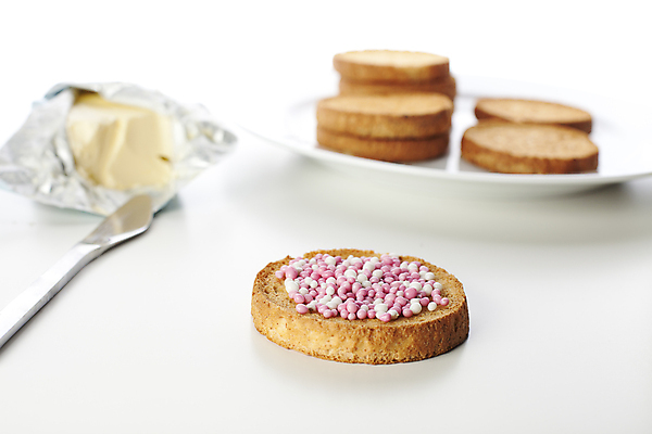 포토 JPG 해외이미지 전통 음식 빵 분홍색 사탕 사람없음 칼 캔 달콤 아침식사 네덜란드 토스트 버터 해외202004 해외포토 유럽 컬러 디저트 식사 맛 파일형식 이미지허브