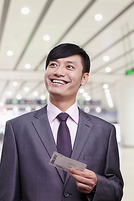 포토 JPG 해외이미지 행복 여행 회사 비즈니스 교통시설 짧은머리 실내 한명 서기 미소 웃음 정장 상반신 20대 아웃포커스 세로 컬러풀 한개 중국 기쁨 잡기 비즈니스맨 공항 디지털합성 출장 흥분 옷입기 베이징 해외202004 해외포토 1 헤어스타일 옷 남자 감정 아시아 컬러 교통 모션 촬영기법 표정 사람 청년 내부 직장인 시설 파일형식 이미지허브