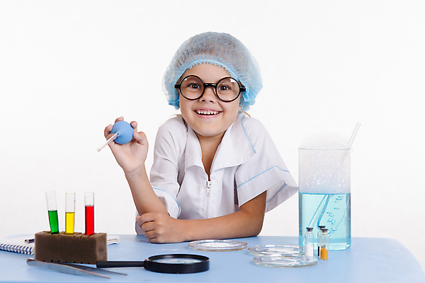 포토 JPG 해외이미지 직업 학생 교육 안경 어린이 백그라운드 유니폼 학교 유리 수업 실험 한명 미소 취미 흰색 가운 업무 기술자 확대 튜브 열광 관심 반응 피펫 화학물질 화학약품 화학자 해외202004 해외포토 1 잡화 옷 컬러 재질 표정 실험기구 사람 작업 화학 과학자 물질 파일형식 이미지허브