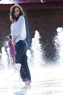 포토 JPG 해외이미지 라이프스타일 공원 여자 행복 장난 맨발 놀이 휴가 한명 야외 옆모습 물 태양 맑음 기쁨 젖음 자유 흰색 신선 떨어짐 뿌리기 분수 긍정 카피스페이스 해외202004 해외포토 자연요소 1 공공시설 감정 뷰포인트 컬러 컨셉 모션 발 날씨 사람 생활 공백 파일형식 이미지허브