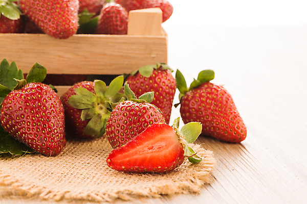 포토 JPG 해외이미지 딸기 단면 실내 사람없음 달콤 나무상자 담기 슬라이스 나무탁자 해외202004 해외포토 과일 모션 탁자 내부 상자 맛 파일형식 이미지허브