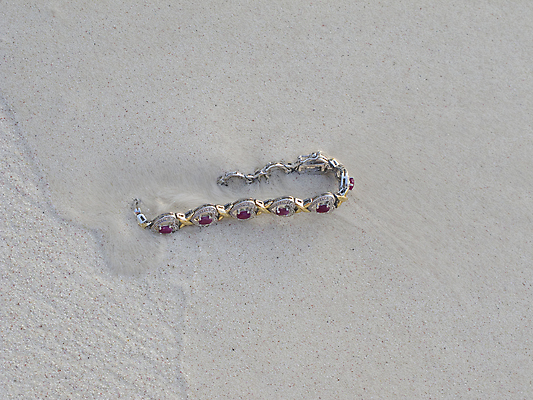 포토 JPG 해외이미지 기념일 모래 파도 바다 장신구 팔찌 자연 엄마 휴가 선물 사람없음 황금 클래식 고급 우아함 은색 보석 모래언덕 질감 소금물 정중 해외202004 해외포토 컬러 컨셉 가족 이벤트 광석 언덕 생태계 파일형식 이미지허브