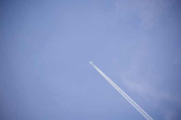 포토 JPG 해외이미지 주간 구름 실루엣 백그라운드 하늘 비행기 사람없음 야외 파란색 맑음 연기 제트기 비행운 해외202004 해외포토 자연요소 컬러 항공교통 날씨 대중교통 촬영기법 파일형식 구름_자연 이미지허브