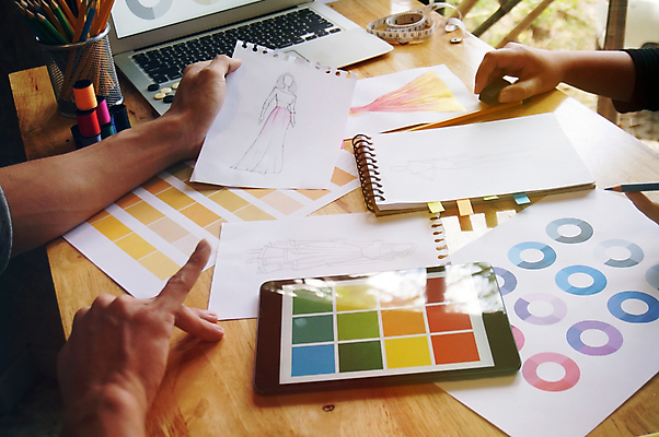 포토 JPG 해외이미지 백인 직업 디자인 드레스 옷 여자 산업 비즈니스 창조 성인 사람없음 유행 기계 직물 업무 작업실 마네킹 바느질 디자이너 스케치 그림 주인 수공예 재단 재단사 스타일리스트 핸드메이드 스타일 해외202004 해외포토 서양인 미술 사람 작업 공예 파일형식 이미지허브