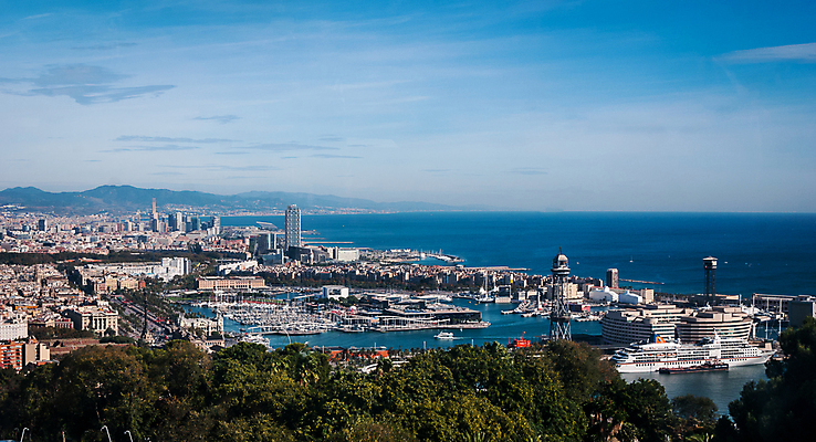 포토 JPG 해외이미지 나무 구름 건축물 산업 바다 여행 비즈니스 자동차 하늘 풍경 사람없음 건물 물 경제 파란색 도시풍경 햇빛 탑 항구 맑음 화물 보트 스페인 컨테이너 창고 언덕 무역 상업 오르기 포트 타운 바르셀로나 스카이라인 선로 수평선 해외202004 해외포토 자연요소 식물 건축 유럽 육상교통 컬러 배_교통 교통시설 모션 날씨 태양 운송업 도시 파일형식 이미지허브