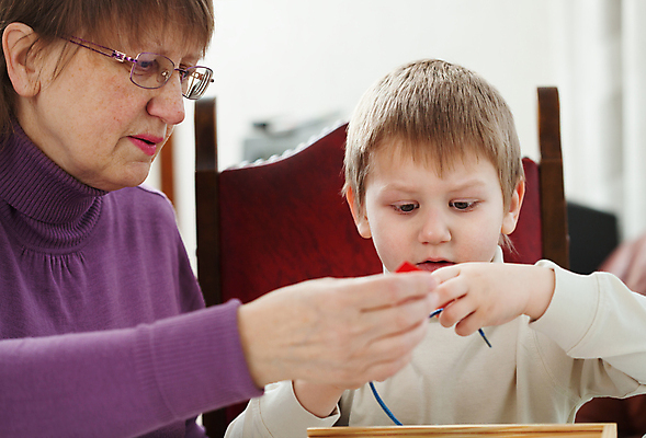 포토 JPG 해외이미지 여자 남자 할머니 어린이 2 가족 놀이 손자 주택 함께함 실내 사람 소년 두명 장난감 기쁨 게임 옛날 해외202004 해외포토 노년 감정 컨셉 관계 내부 건물 손주 파일형식 이미지허브