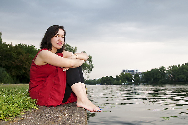 포토 JPG 해외이미지 드레스 여자 생각 맨발 하늘 한명 앉기 빨간색 초록색 강 좌절 검은머리 불안 싱글 배려 혼자 성인여자만 카피스페이스 해외202004 해외포토 1 헤어스타일 옷 감정 컬러 컨셉 모션 발 사람 공백 여자만 성인만 파일형식 이미지허브