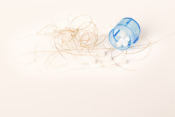 포토 JPG 해외이미지 사람없음 뷰티 알약 머리카락 약병 흰배경 두피케어 치료제 탈모 탈모클리닉 해외202004 탈모예방 해외포토 백그라운드 약 머리 흰색 예방 클리닉 헤어관리 증상 병_담는 파일형식 이미지허브