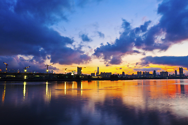 포토 JPG 해외이미지 구름 아시아 야경 하늘 동양인 사람없음 야외 건물 도시풍경 항구 고층빌딩 중국 기중기 홍콩 해외202004 해외포토 자연요소 건축물 나라 교통시설 인종 풍경 빌딩 도시 중장비 야간 파일형식 풍경_경치 이미지허브