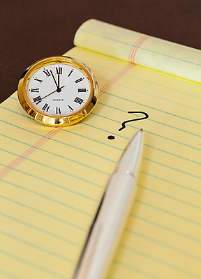 포토 JPG 해외이미지 종이 시계 스트레스 실내 사람없음 펜 물음표 긴급 기록 시간 주름 선택 야간 질문 손목시계 옵션 긴장 패드 압력 목차 해외202004 해외포토 자연요소 기호 감정 컨셉 장신구 내부 필기구 파일형식 이미지허브