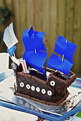 포토 JPG 해외이미지 행복 어린이 음식 탁자 디저트 사탕 소년 사람없음 목재 장식 파란색 청춘 컬러풀 파티 케이크 얼음 줄무늬 축하 아기 생일 보트 자르기 초대 꽃가루 특별함 페스츄리 해외202004 해외포토 자연요소 나무 기념일 남자 감정 빵 컬러 가구 컨셉 무늬 배_교통 재료 모션 사람 이벤트 가루 파일형식 이미지허브