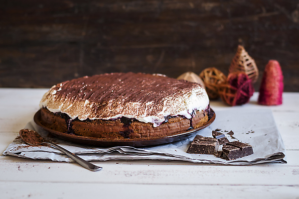 포토 JPG 해외이미지 전통 접시 종이 음식 조각 탁자 휴가 디저트 사람없음 장식 갈색 케이크 초콜릿 숟가락 어둠 가을 흰색 신선 원형 닫기 달콤 맛 잼 굽기 크림 준비 레시피 젤리 층 코코아 마멀레이드 페스츄리 핸드메이드 해외202004 해외포토 도형 식기 계절 음료 빵 컬러 가구 컨셉 모션 수저 소스_음식 구이 파일형식 이미지허브
