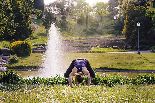 포토 JPG 해외이미지 나무 라이프스타일 공원 여자 행복 선 스포츠 포즈 신체 다이어트 요가 자연 아침 휴식 건강 한명 사람 야외 초록색 운동 햇빛 평화 화목 활발 에너지 신선 날씬함 집중 연습 명상 휴양지 내추럴 돌봄 해외202004 해외포토 주간 식물 1 웰빙 공공시설 감정 컬러 컨셉 모션 생활 태양 장소 몸매 생태계 파일형식 이미지허브