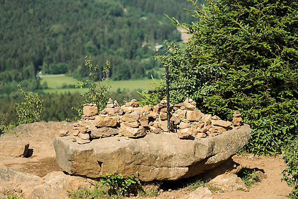 포토 JPG 해외이미지 유럽 스포츠 여행 십자가 자연 표시 휴가 산 풍경 사람없음 야외 여름 쌓기 계곡 화목 트래킹 하이킹 탐험 황무지 정상 심볼 언덕 명상 배낭여행 사인 돌무덤 절정 해외202004 해외포토 계절 나라 컨셉 모션 레저 무덤 생태계 파일형식 이미지허브