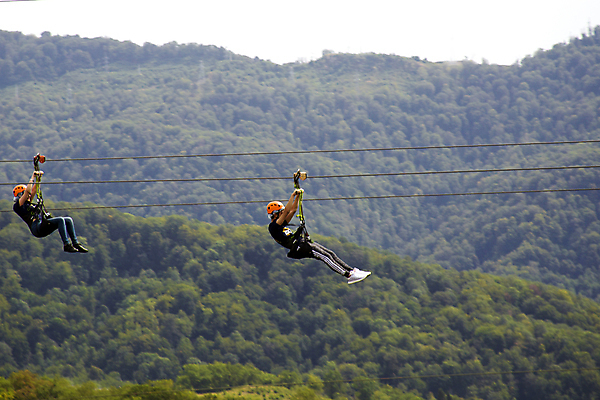포토 JPG 해외이미지 라이프스타일 공원 남자 선 밧줄 스포츠 여행 포즈 백그라운드 자연 놀이 하늘 휴가 휴식 산 매달리기 안전 사람 풍경 사람없음 야외 초록색 여름 여행객 맑음 장비 자유 승차 숲 헬멧 위험 속도 철사 지퍼 해외202004 해외포토 계절 공공시설 줄 컬러 컨셉 모션 날씨 생활 보호장비 생태계 파일형식 이미지허브