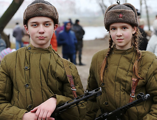 포토 JPG 해외이미지 백인 옷 남자 무기 어린이 유니폼 놀이 하늘 휴가 거리 안전 사람 소년 두명 10대 가로 초록색 컬러풀 세계 축제 힘 재킷 역사 헬멧 연도 서비스 사인 군용 전쟁 러시아 육군 병정 밀짚 애국심 7월 러시아인 복원 장교 필승 해외202004 해외포토 서양인 유럽 컬러 청소년 군대 외투 우승 날짜 짚 보호장비 파일형식 이미지허브