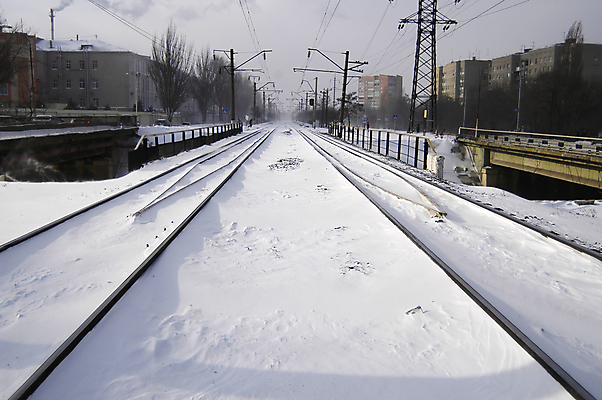 포토 JPG 해외이미지 구름 도로 여행 겨울 미래 사람없음 파란색 태양 맑음 침묵 추위 도시 시원함 서리 러시아 트랙 철사 건너기 수평선 해외202004 해외포토 자연요소 계절 유럽 길 컬러 컨셉 교통시설 모션 날씨 소리 파일형식 이미지허브
