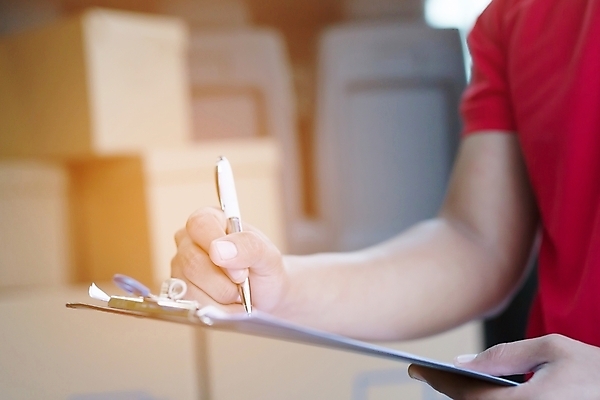 포토 JPG 해외이미지 백인 직업 남자 행복 산업 유니폼 포장 교통시설 자동차 노동자 사람 동양인 소년 사람없음 빨간색 상자 화물 표현 잡기 업무 운전사 배달원 컨테이너 승합차 배송 서비스 패키지 수납 질서 판지 분배 해외202004 해외포토 서양인 옷 감정 어린이 육상교통 컬러 교통 모션 승용차 인종 운송업 예절 작업 시설 파일형식 이미지허브