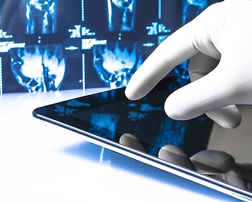 포토 JPG 해외이미지 직업 손 장갑 백그라운드 컨셉 통신 손가락 모바일 새로움 엑스레이 병원 사람없음 파란색 노트북 컴퓨터 태블릿 터치패드 알약 약 건강관리 디지털 공책 장비 터치 광선 공구 가리킴 실험실 X 분석 전자 패드 혁명 터치스크린 해외202004 해외포토 알파벳 잡화 컬러 의학 문구용품 건강 실험 관리 손짓 신체부위 전자제품 스마트기기 도구 파일형식 이미지허브