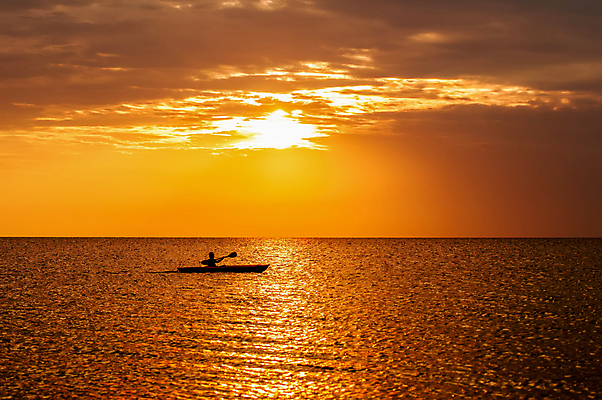 포토 JPG 해외이미지 구름 호수 모래 파도 바다 하늘색 백그라운드 오렌지 자연 하늘 아침 날씨 풍경 사람없음 물 여름 빛 햇빛 태양 반사 일출 맑음 황혼 일몰 봄 새벽 가을 분위기 황금 카약 지역 천국 스카이라인 흐림 수평선 해외202004 해외포토 주간 자연요소 계절 컨셉 과일 파란색 노을 수상스포츠 생태계 파일형식 이미지허브