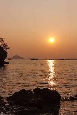 포토 JPG 해외이미지 물결 파도 바다 섬 하늘 사람없음 야외 빨간색 세로 물 컬러풀 햇빛 태양 일출 황혼 일몰 열대기후 해외202004 해외포토 자연요소 컬러 노을 파일형식 이미지허브