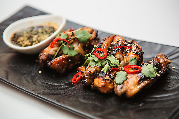 포토 JPG 해외이미지 접시 음식 날개 다이어트 육류 요리 사람없음 빨간색 식당 식사 저녁식사 치킨 샐러드 튀김 신선 바 뜨거움 맛 그릴 바비큐 굽기 먹기 향신료 속도 매움 후추 점심식사 해로움 해외202004 해외포토 식기 컬러 컨셉 식재료 모션 주방용품 건강 상점 구이 닭고기요리 향미료 파일형식 이미지허브