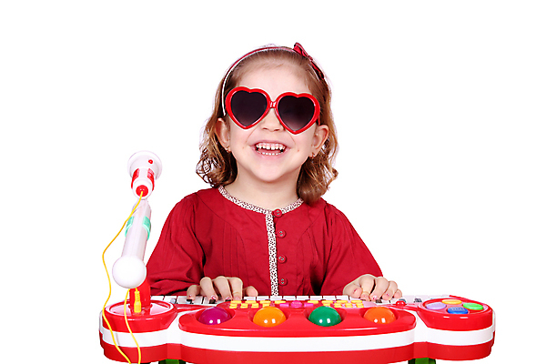 포토 JPG 해외이미지 백인 1 여자 딸 행복 어린이 음악 노래 놀이 한명 사람 빨간색 선글라스 공연 연주자 음악가 흰색 기구 표현 멜로디 플레이어 해외202004 해외포토 서양인 직업 감정 안경 컬러 가족 문화예술 이벤트 파일형식 이미지허브