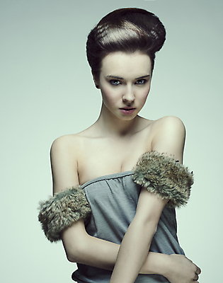 포토 JPG 해외이미지 백인 모델 응시 드레스 여자 포즈 한명 상반신 성인 앞모습 화려 클래식 고급 우아함 복고 스타일 성인여자한명만 민트색배경 해외202004 해외포토 서양인 1 시선 옷 뷰포인트 백그라운드 컨셉 사람 민트색 여자한명만 성인여자만 파일형식 이미지허브