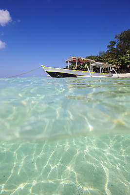 포토 JPG 해외이미지 아시아 모래 바다 섬 여행 태국 자연 하늘 휴가 휴식 항해 동양인 풍경 사람없음 물 여름 파란색 꿈 자유 보트 휴양지 꼬리 발리 인도네시아 몰디브 안다만 터키석 해외202004 해외포토 자연요소 계절 나라 컬러 컨셉 배_교통 인종 장소 보석 생태계 파일형식 이미지허브