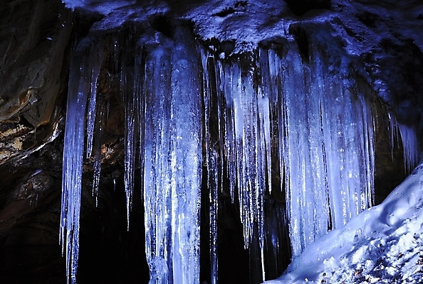 포토 JPG 해외이미지 주간 겨울 사람없음 야외 동굴 고드름 겨울풍경 해외202004 해외포토 자연요소 계절 풍경 얼음 파일형식 이미지허브