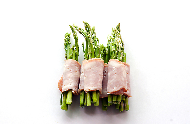 포토 JPG 해외이미지 전통 음식 조각 채소 포장 건강 육류 요리 사람없음 빨간색 초록색 요식업 식당 식사 봄 맛 그릴 두루마리 굽기 지중해 허브 준비 상쾌 올리브 햄 아스파라거스 슬라이스 심플 베이컨 레시피 끓이기 짠맛 해외202004 해외포토 식물 계절 열매 감정 산업 바다 컬러 컨셉 식재료 모션 주방용품 돼지고기 상점 구이 파일형식 이미지허브