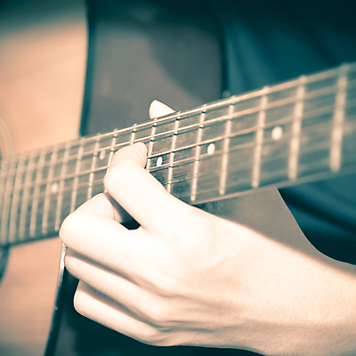 포토 JPG 해외이미지 손 연주 실내 신체부위 기타 잡기 해외202004 해외포토 음악 모션 현악기 사람 내부 파일형식 이미지허브