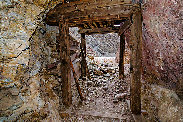 포토 JPG 해외이미지 직업 사람없음 목재 달리기 계곡 어둠 사막 골동품 죽음 업무 동굴 황폐 위험 왼쪽 버리기 캘리포니아 암초 이익 목각 낭비 깊이 썩음 옛날 해외202004 해외포토 나무 컨셉 재료 모션 미국 작업 방향 파일형식 이미지허브